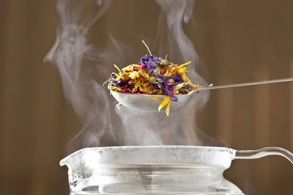 Xông hơi bằng các loại lá thảo dược có thể làm dịu tình trạng ngứa âm đạo