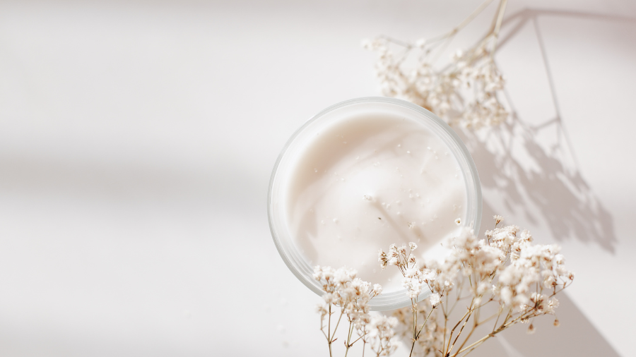 Việc sử dụng kem dưỡng ẩm ngay sau khi thoa HA là vô cùng quan trọng