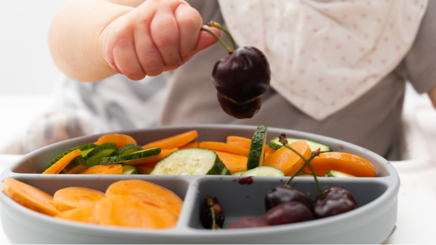 Việc tách riêng các món ăn trên mâm giúp bé nhận biết rõ ràng từng loại mùi vị