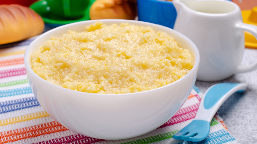 Nên bắt đầu cho bé làm quen với thức ăn đặc khi bé đã sẵn sàng