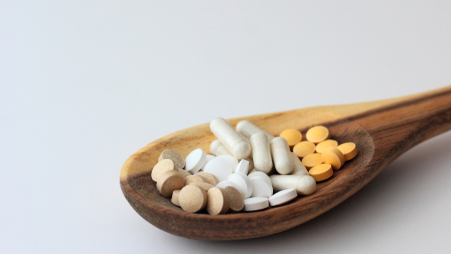 Với khả năng chống viêm mạnh mẽ, kẽm làm dịu các tình trạng viêm da như mụn trứng cá