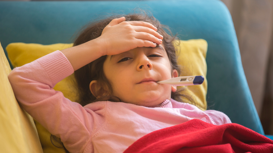 Bố mẹ nên đưa trẻ đi khám ngay khi trẻ bị sốt trên 38,4°C liên tục trong 3 ngày trở lên