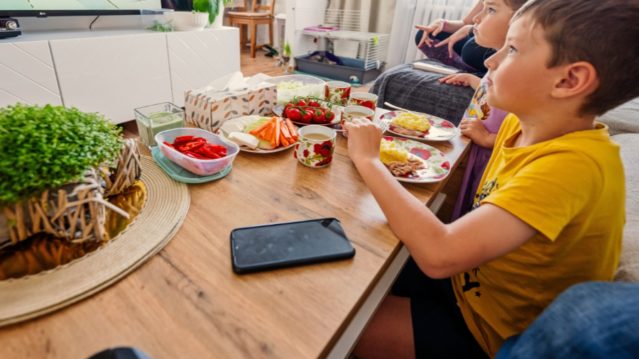 Việc cho trẻ vừa ăn vừa xem ti vi, chơi điện tử sẽ khiến trẻ không tập trung vào bữa ăn