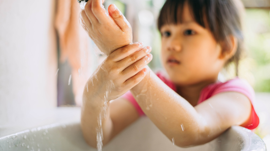 Thói quen rửa tay sạch sẽ trước khi ăn giúp ngăn ngừa vi khuẩn xâm nhập vào cơ thể trẻ