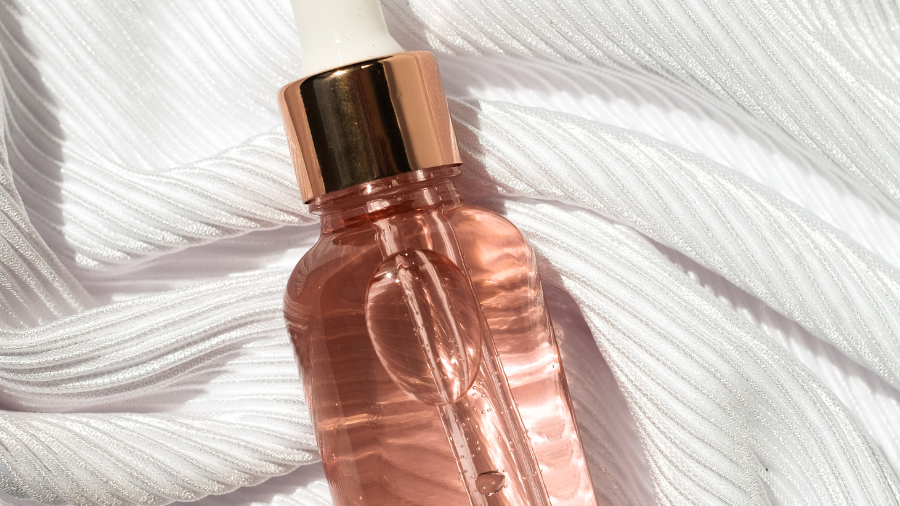 Adapalene là một dẫn xuất của vitamin A được sử dụng rộng rãi trong điều trị mụn trứng cá