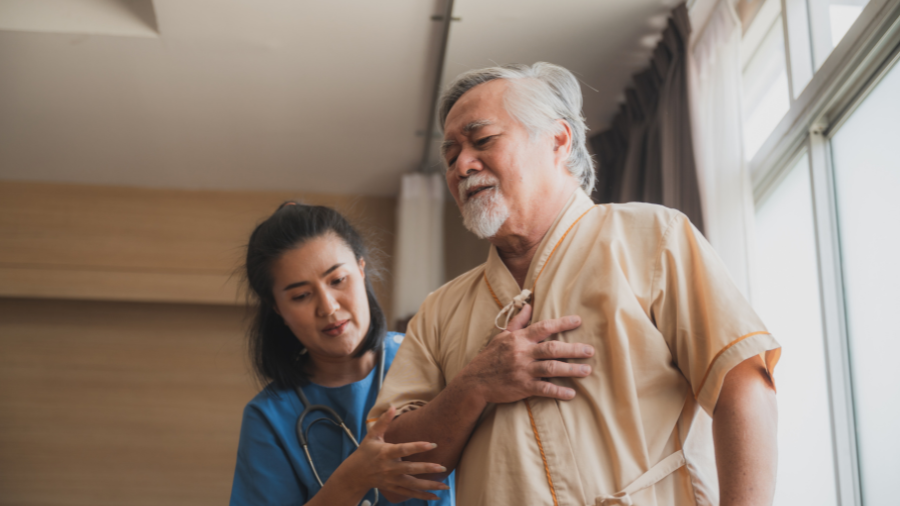 Cảm giác khó thở, đặc biệt khi gắng sức hoặc nằm nghiêng, có thể là dấu hiệu của suy tim 